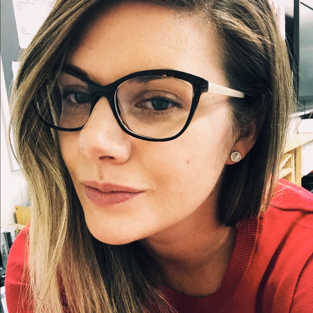 Meet your Posher, Lora